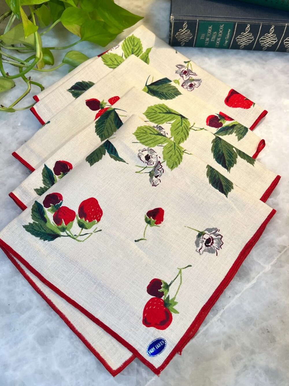 Vintage Set Of 4 Wild Strawberries  Pattern Linen Dinner Napkins EUC 70's